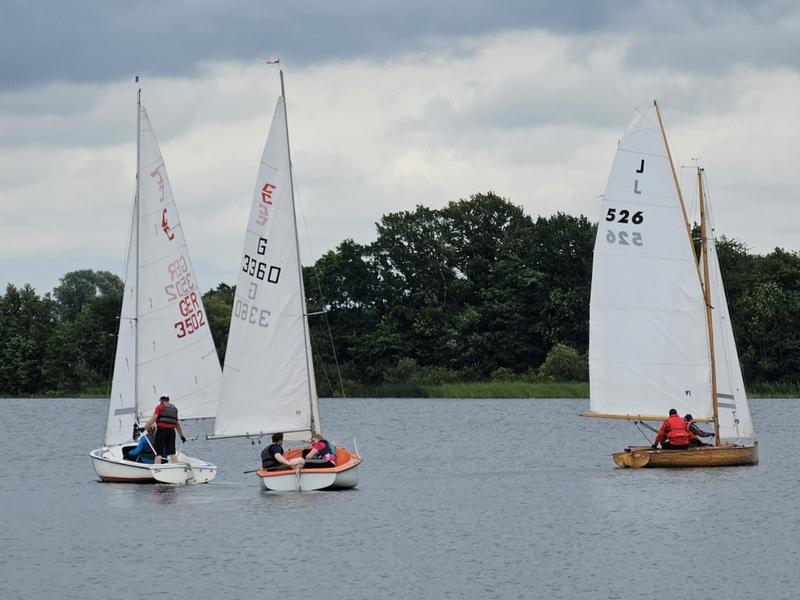 Verschiedene Wassersportarten auf dem See